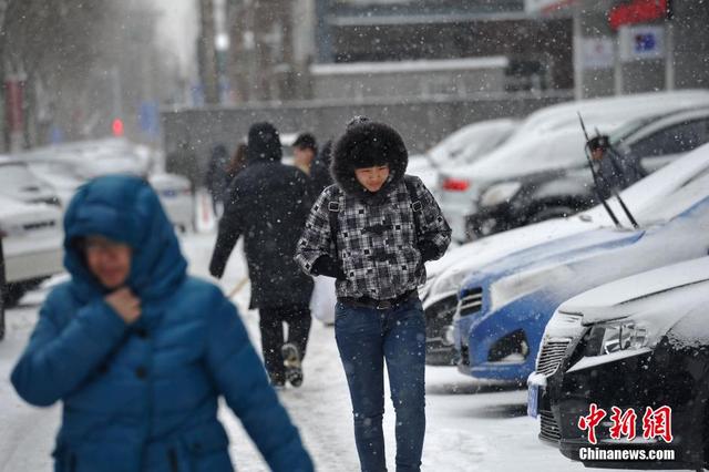 辽宁出现雨雪寒潮大风天气 市民"武装"出行