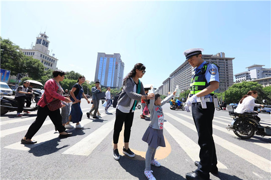 西安交警在缓堵保畅和创新改革中推进“平安西安”建设