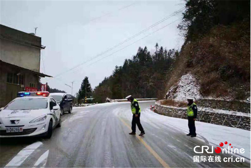 【湖北】【CRI原创】湖北鹤峰：积极应对降温降雪 全力保障道路安全畅通