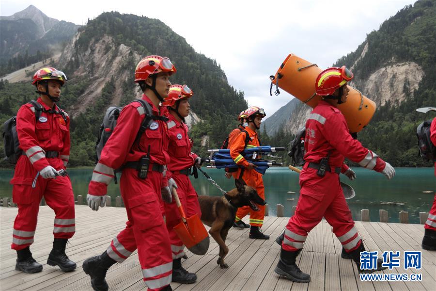 九寨沟地震：搜救不离不弃