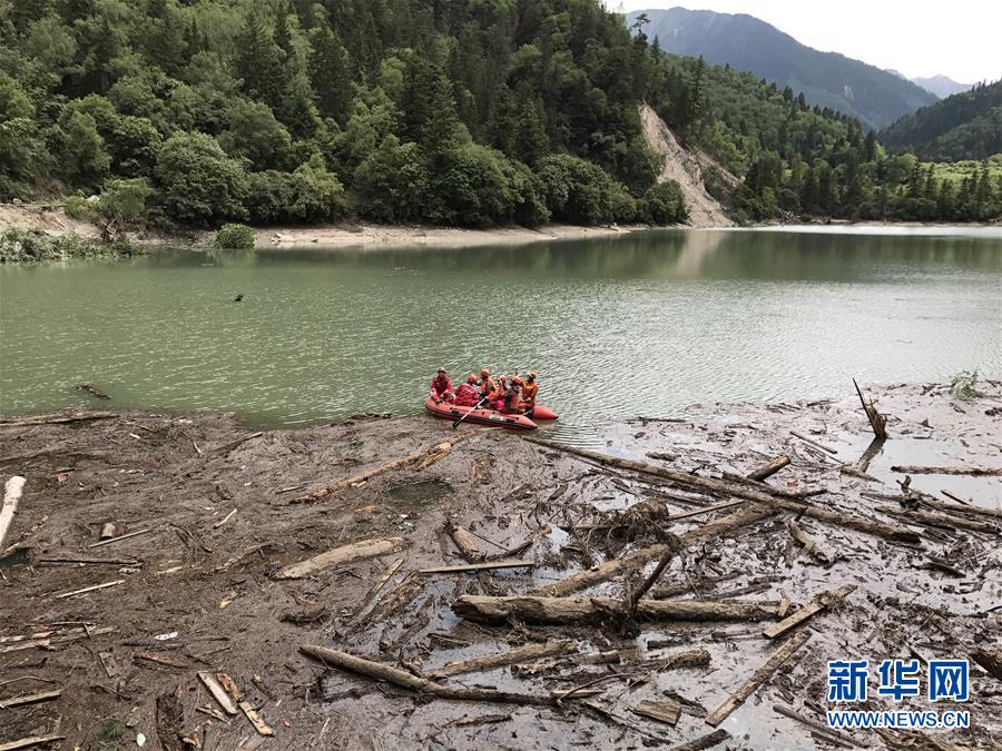 九寨沟地震：搜救不离不弃