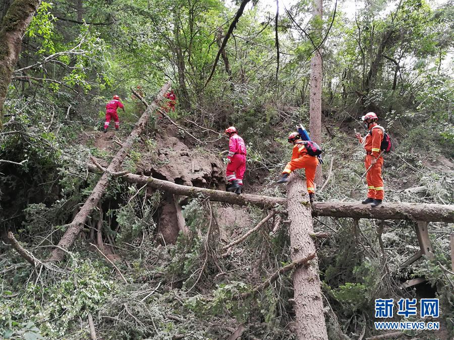 九寨沟地震：搜救不离不弃