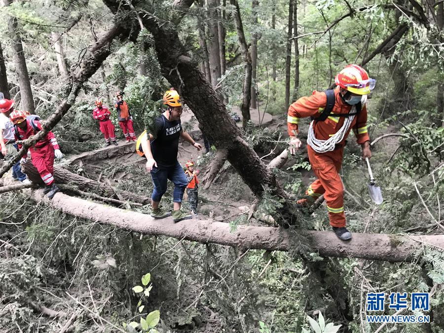 九寨沟地震：搜救不离不弃