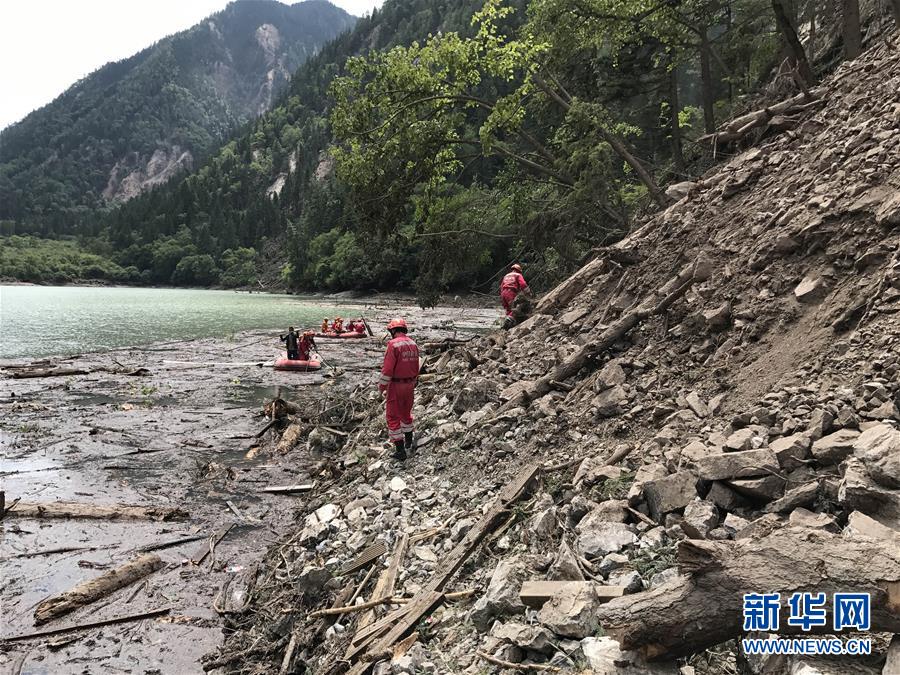 九寨沟地震：搜救不离不弃