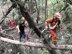 九寨沟地震：搜救不离不弃