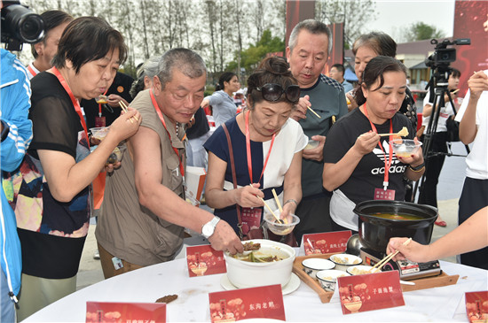 （B 文娱列表 三吴大地南京 移动版）赋能新消费 南京六合龙袍蟹黄汤包美食节开幕