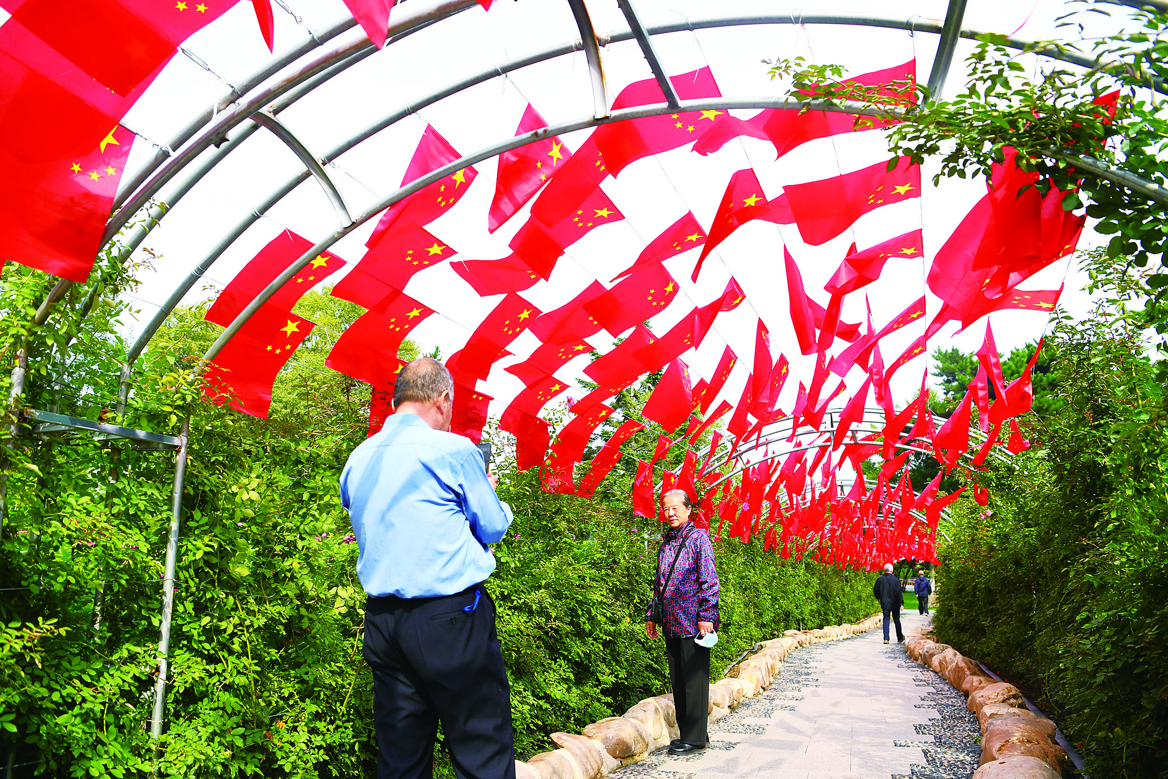 “双节”来临 长春市大街小巷洋溢着节日的气氛