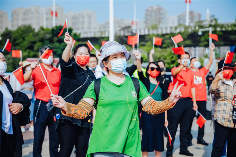 【B】【急稿】百名战“疫”英雄领唱 武汉欢乐谷万人高歌献礼国庆