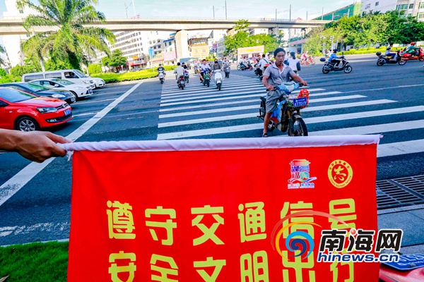 【市县】【即时快讯】海口志愿者路口劝导文明驾驶