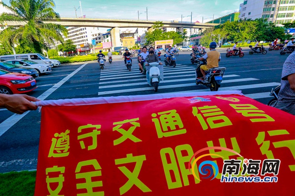 【市县】【即时快讯】海口志愿者路口劝导文明驾驶