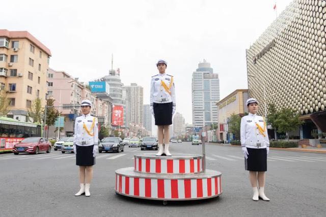 鞍山交通增添靓丽新“名片” 交警女子勤务大队正式上岗