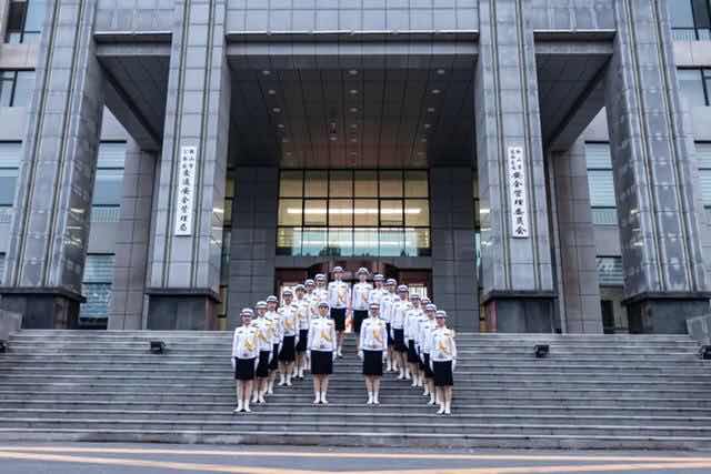 鞍山交通增添靓丽新“名片” 交警女子勤务大队正式上岗