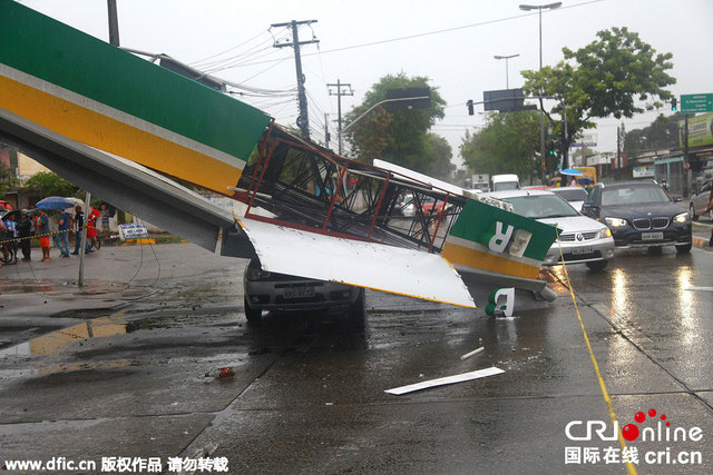 巴西暴风雨吹落广告牌砸中过往车辆