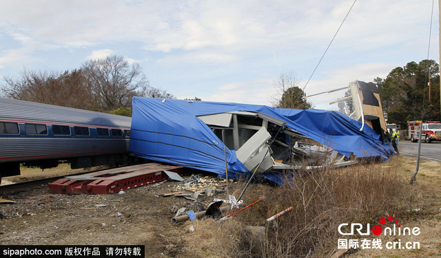 美国一列车与卡车相撞 致至少40人受伤