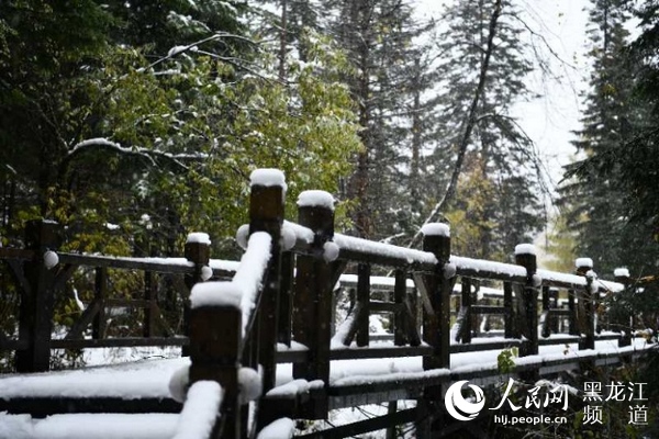 “双节”长假中国雪乡五花山色披银装