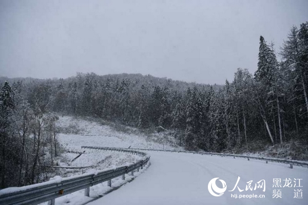 “双节”长假中国雪乡五花山色披银装