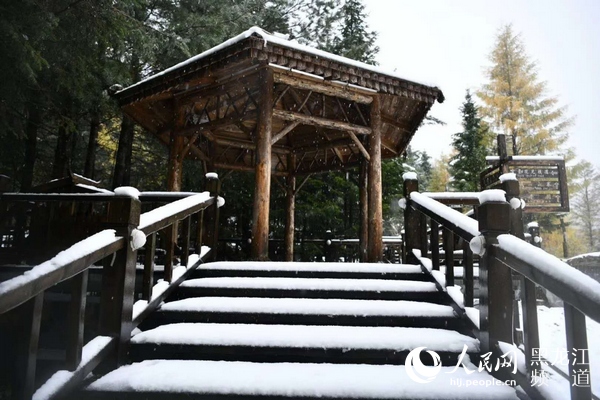 “双节”长假中国雪乡五花山色披银装