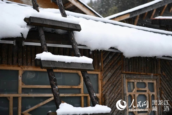 “双节”长假中国雪乡五花山色披银装