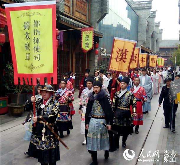 武汉园博园汉口里花朝节 中华非遗传统服饰展风采