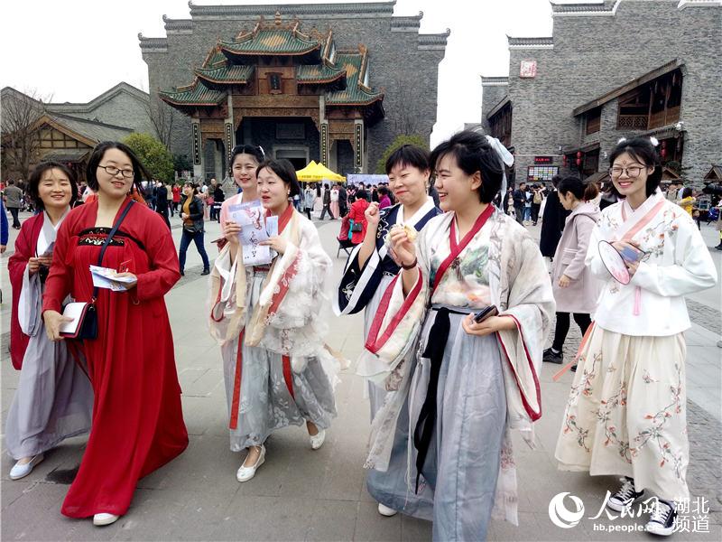 武汉园博园汉口里花朝节 中华非遗传统服饰展风采