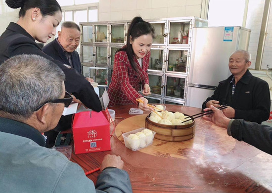 （B 健康列表 三吴大地泰州 移动版）泰州爱心企业重阳节前夕慰问敬老院老人