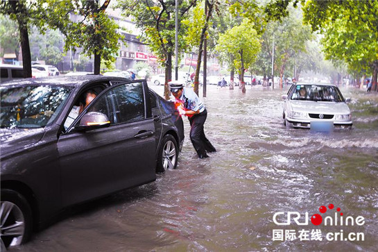 雨中情 小车趴窝 交警推车_fororder_ee22367478aad344943debdd33712a3b_img_51_283_400_267