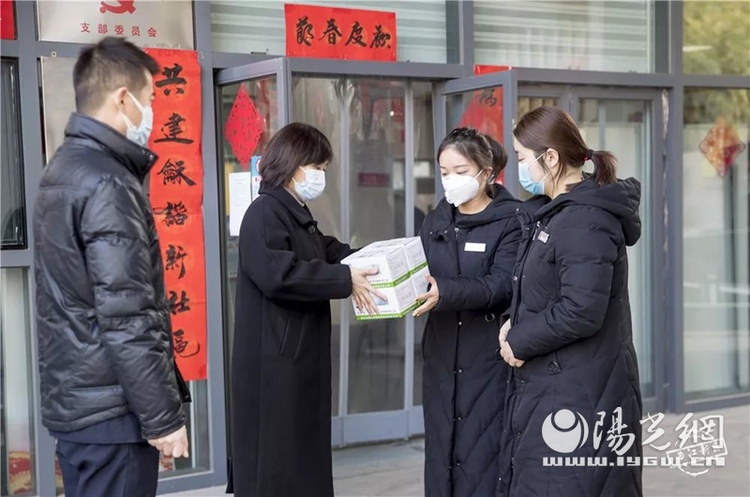 疫情面前 点滴爱心在曲江新区汇聚 热心市民为社区工作人员送来口罩、肉夹馍、测温仪