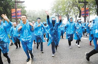 喜迎全运会 300名青年欢乐彩虹跑