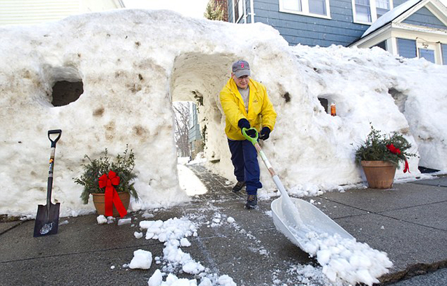 美国东部频降大雪 居民盖2米高雪屋开派对