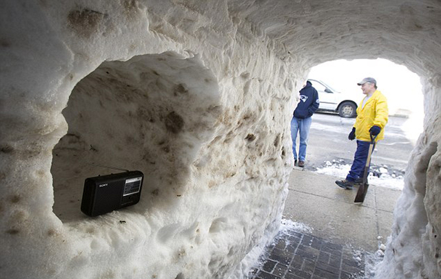 美国东部频降大雪 居民盖2米高雪屋开派对