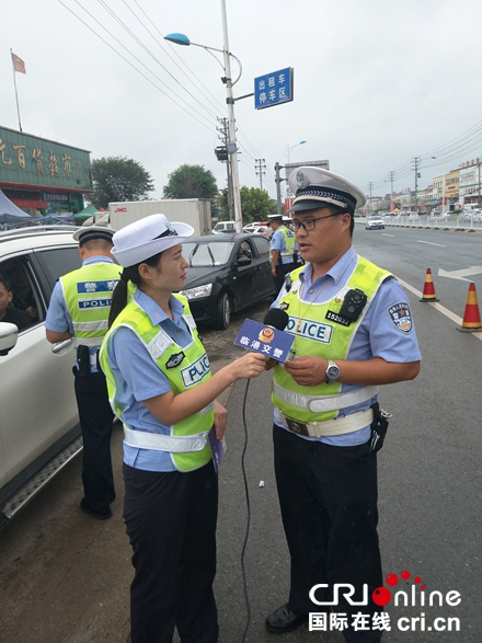 临沂交警变身“主播”直播交通执法现场_fororder_交通整治现场，临沂交警进行微直播 高杜娟 摄影