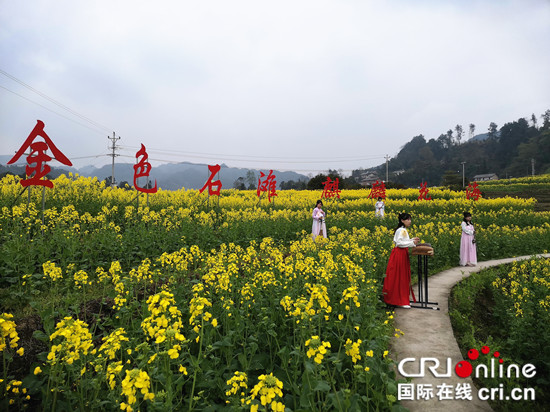 【CRI专稿 列表】乘直升机俯瞰花海 巴南石滩镇低空运动飞行旅游季启动