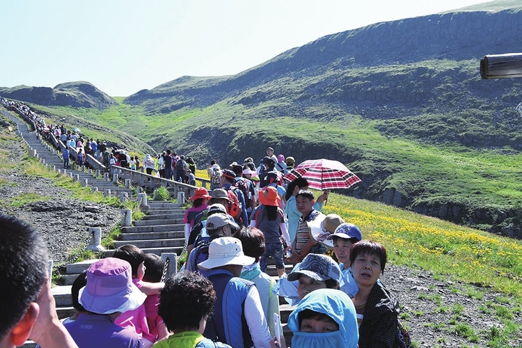 长白山旅游日入区人数突破两万