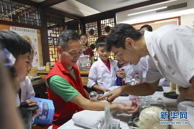 浙江温州：小学生进医院 体验一日“小医师”