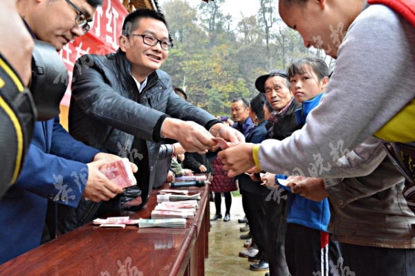 （大扶贫）台江县方召镇交汪村： 帮扶产业结硕果 群众分红笑开颜