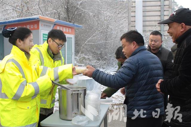 湖北境内高速基本恢复畅通 随岳北车辆缓行