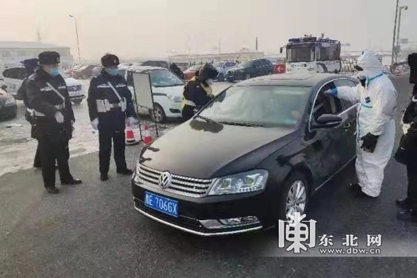 哈市交警部门：积极主动配合防疫查控 错时错峰出行