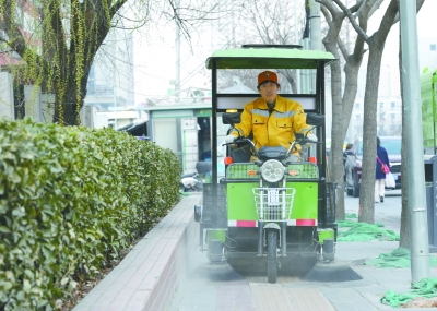 海淀区学院路街道保洁告别“大扫帚”