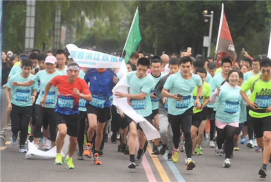 （B 健康 三吴大地南京 移动版）南京河西滨江欢乐跑启动 打造非聚集新型智慧赛事