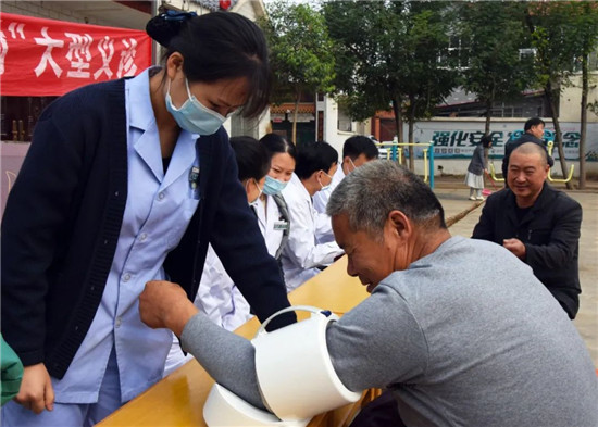 【B】开封市第二中医院开展全国“扶贫日”调研慰问及义诊活动