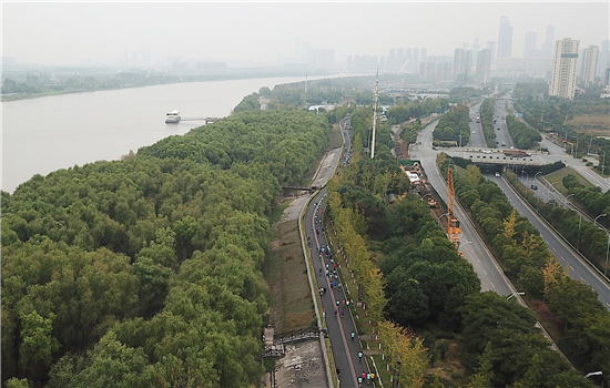 （B 健康 三吴大地南京 移动版）南京河西滨江欢乐跑启动 打造非聚集新型智慧赛事