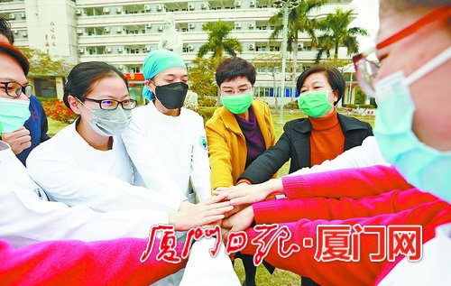 厦门51名医护人员支援定点医院 投入一线救治工作