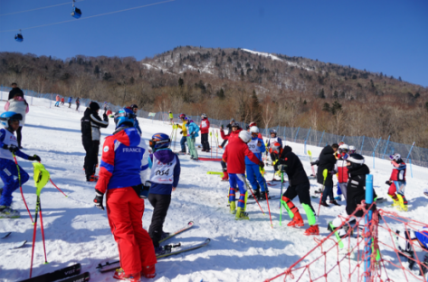 首届大众高山滑雪混合赛圆满完成