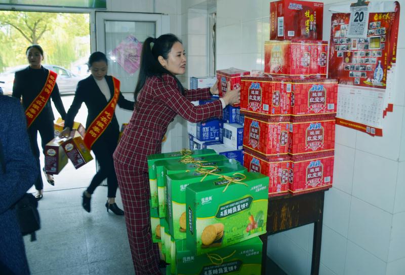 （B 健康列表 三吴大地泰州 移动版）泰州爱心企业重阳节前夕慰问敬老院老人