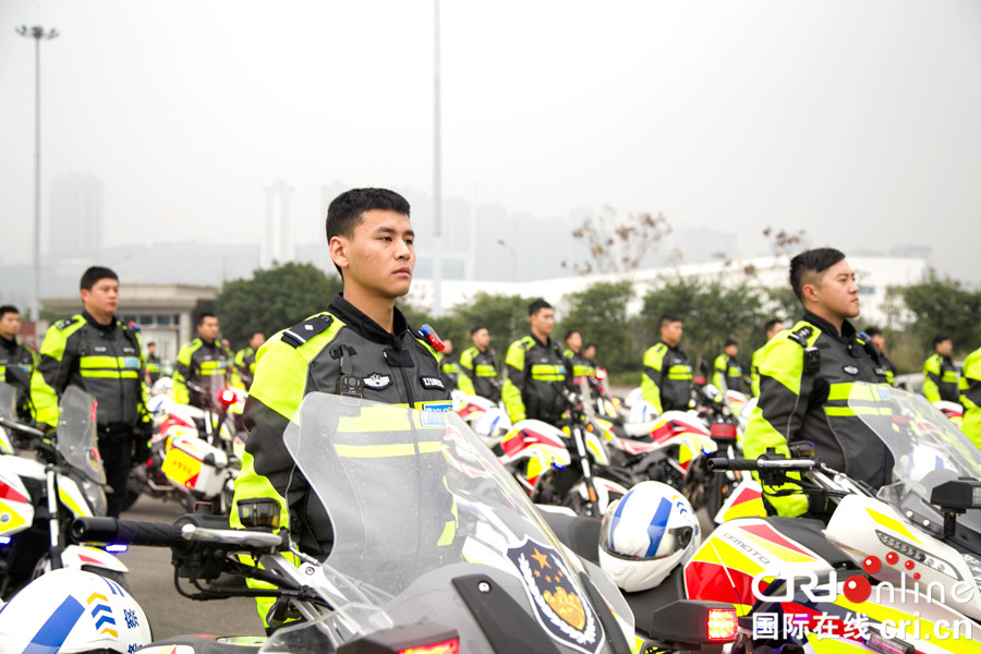 无边栏【CRI专稿 列表】践行“民生警务” 渝警骁骑获赞有温度的“暖警” 【内容页标题】践行“民生警务” 重庆“两江骁骑”民警获赞有温度的“暖警”