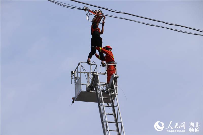 缆线维修工悬空18米被困 湖北十堰消防高空救援