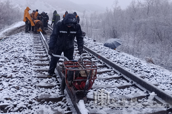 “北极”铁路 迎战风雪