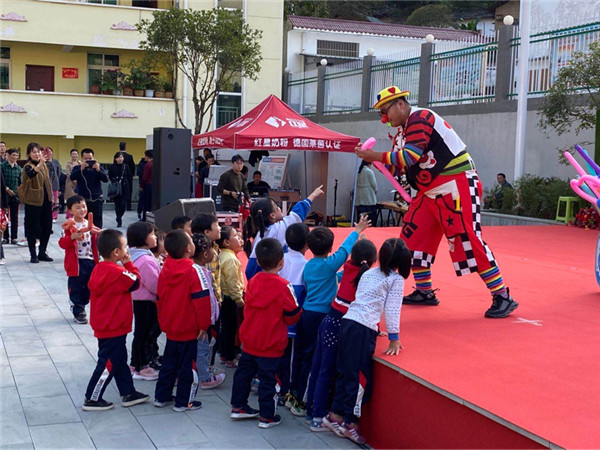 （加急）文艺演出暖人心 两地携手脱贫路上共奋进