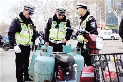 【汽车-文字列表】郑州交警在全市开展新一轮道路交通秩序集中整治行动