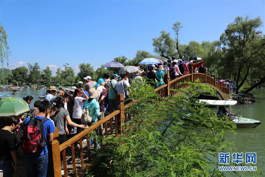 承德：避暑山庄暑期人气旺